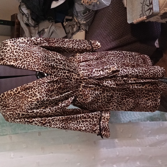 Leopard Silky Belted Robe🖤 - Picture 1 of 4